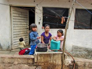 Vertriebene Mädchen aus dem Ejido Puebla in San Cristóbal de Las Casas © SIPAZ