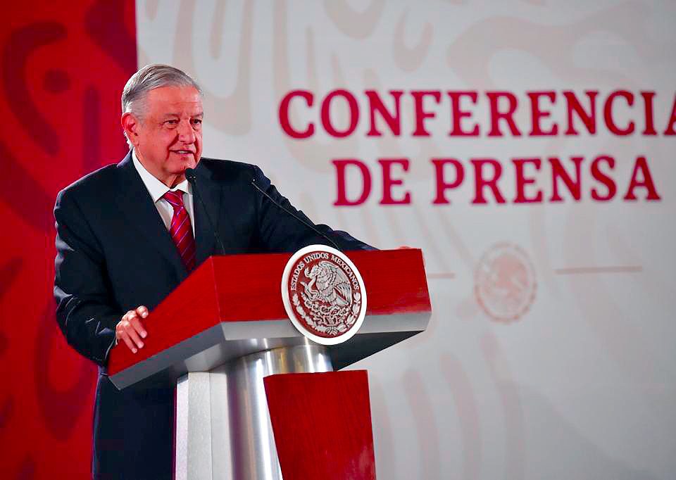 Präsident Andrés Manuel López Obrador bei einer Pressekonferenz über das Projekt © Plumas Atómicas
