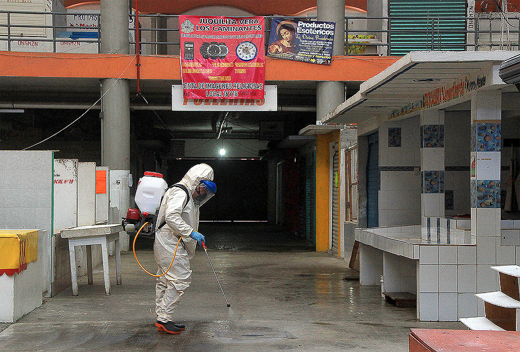 Sanitization process in San Cristóbal de Las Casas © Noé Pineda Arredondo