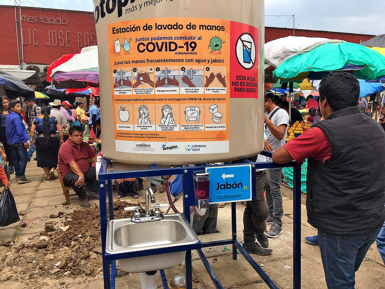 Station d'eau installée sur l'un des principaux marchés de San Cristóbal de Las Casas © Cántaro Azul