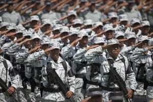 Efectivos de la Guardia Nacional saludan durante la presentación de la nueva fuerza en el Campo Marte de la Ciudad de México, el domingo 30 de junio del 2019 © AP Foto/Christian Palma