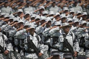 Mitglieder der Nationalgarde grüßen während der Vorstellung der neuen Truppe auf dem Campo Marte in Mexiko-Stadt am Sonntag, den 30. Juni 2019 © AP Photo / Christian Palma