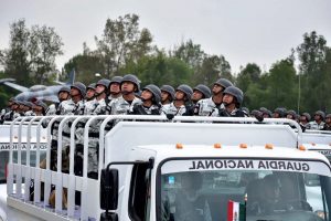 Éléments de la Garde Nationale définissant les détails avant une parade militaire © Jazmín Adrián - publimetro.com.mx