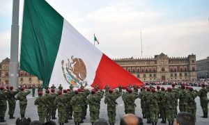 Drapeau flottant sur la Place de la Constitution (Mexico) © ProtoplasmaKid (Wikimedia)