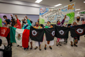 Bienvenida aeropuerto: Regreso a México del Escuadrón 421 zapatista © Daliri Oropeza, Pie de Página