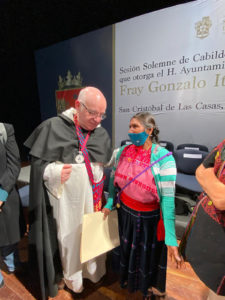 Fray Gonzalo Ituarte receives the Fray Bartolomé de las Casas Medal © SIPAZ