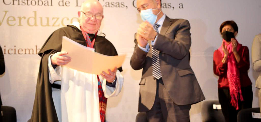 Fray Gonzalo Ituarte receives the Fray Bartolomé de las Casas Medal © SIPAZ