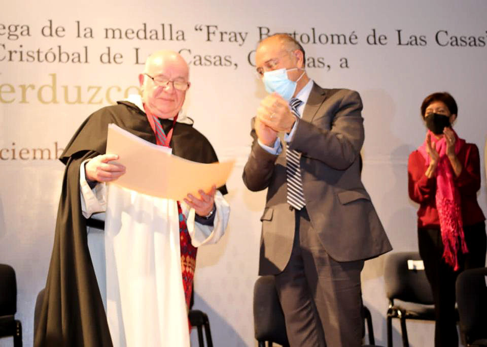 Fray Gonzalo Ituarte receives the Fray Bartolomé de las Casas Medal © SIPAZ