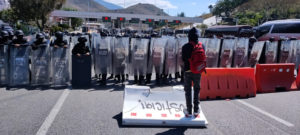 State police confront the students of the Normal of Ayotzinapa with stones, bombs and blows © Tlachinollan