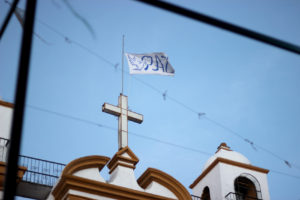 Drapeau blanc pour la paix flottant au-dessus de l'église de Guadalupe à San Cristóbal de Las Casas © SIPAZ