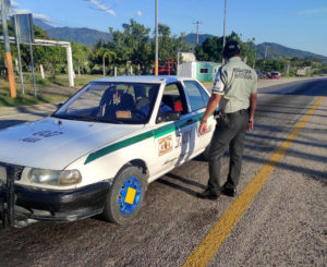 Inspection des véhicules par la Garde nationale © Voces Mesoamericanas