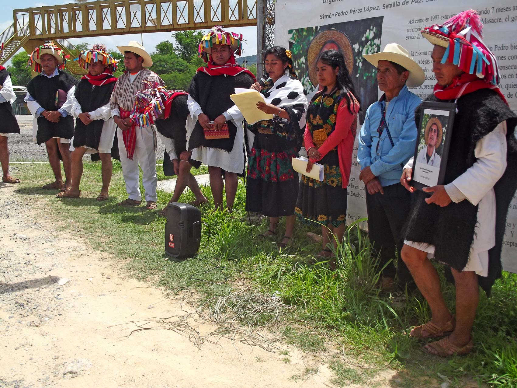 Ein Jahr nach der Ermordung des Verteidigers Simón Pedro fordern sie weiterhin Gerechtigkeit © SIPAZ