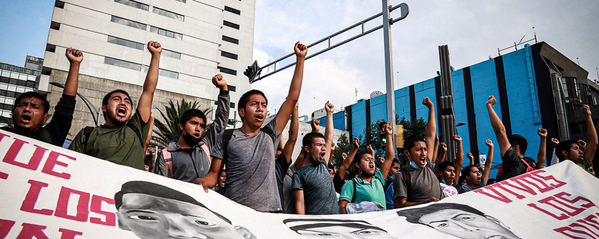 Des étudiants comptent les 43 normalistas manquants. 26 septembre 2021 © Andrea Gama / Forbes Mexique