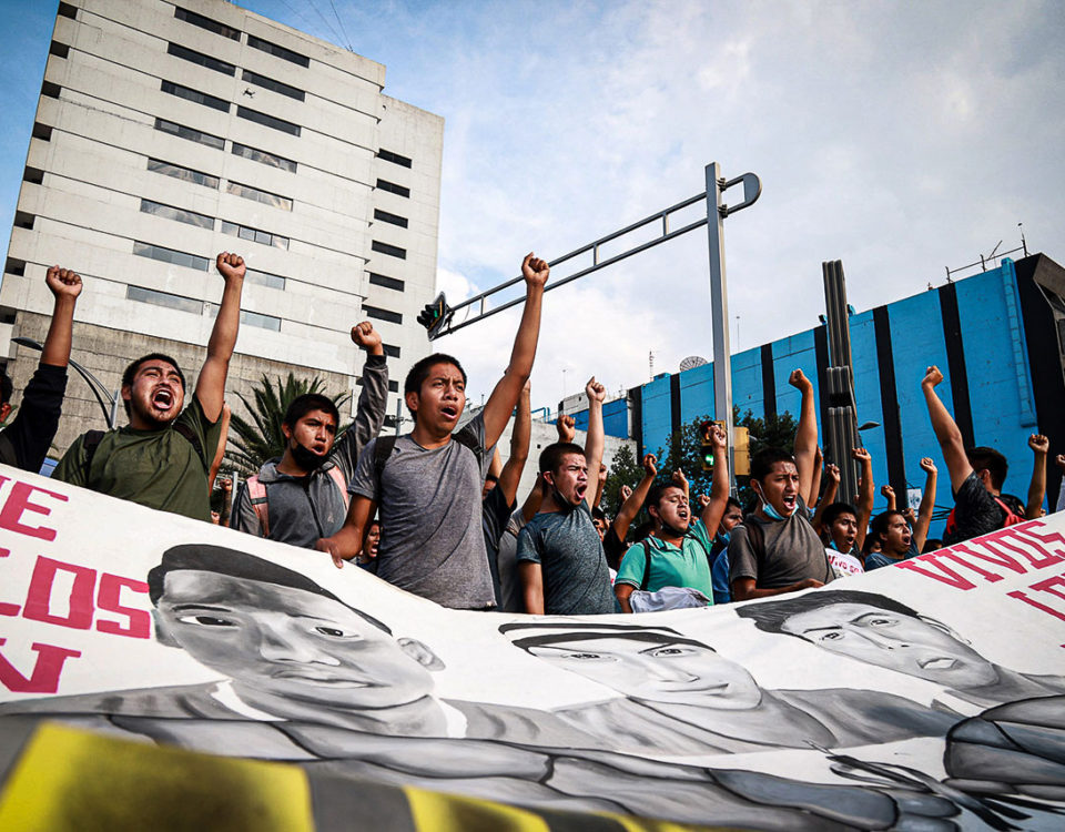 Des étudiants comptent les 43 normalistas manquants. 26 septembre 2021 © Andrea Gama / Forbes Mexique