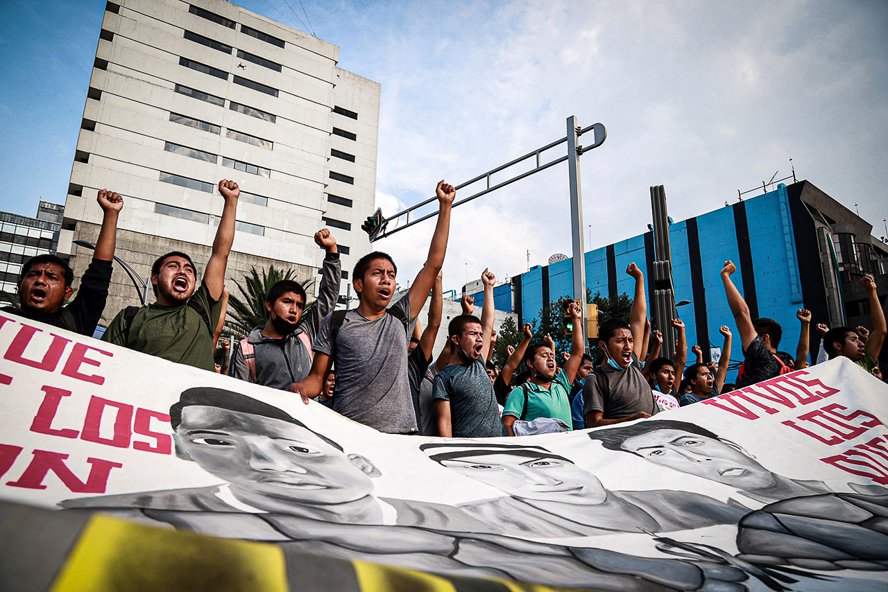 Studierende zählen die 43 fehlenden Studierenden. 26. September 2021 © Andrea Gama / Forbes México