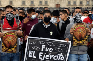 Estudiantes participan en la manifestación para exigir justicia, como parte del 8º aniversario de la desaparición forzada de los 43 normalistas de Ayotzinapa. Zócalo de la Ciudad de México © Luis Barrón / REUTERS
