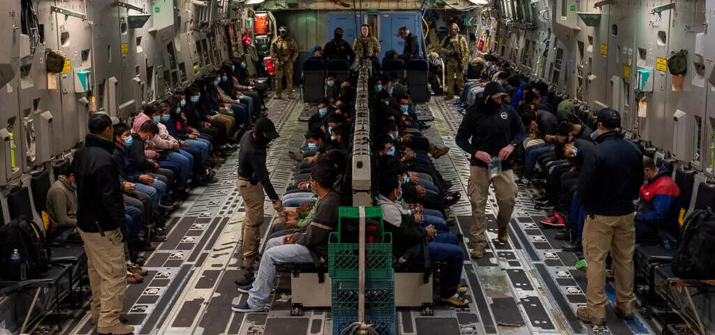 Migrantes detenidos esperan el despegue de un vuelo de traslado C-17 Globemaster III de la Fuerza Aérea de EE.UU. en el Aeropuerto Internacional de Tucson, Arizona, el 23 de enero de 2025 © Reuters / Senior Airman Devlin Bishop/DoD
