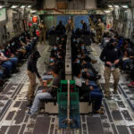 Migrantes detenidos esperan el despegue de un vuelo de traslado C-17 Globemaster III de la Fuerza Aérea de EE.UU. en el Aeropuerto Internacional de Tucson, Arizona, el 23 de enero de 2025 © Reuters / Senior Airman Devlin Bishop/DoD