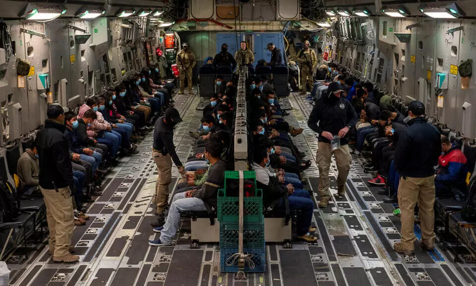 Detained migrants wait for the takeoff of a U.S. Air Force C-17 Globemaster III transfer flight at Tucson International Airport, Arizona, January 23, 2025 © Reuters/Senior Airman Devlin Bishop/DoD