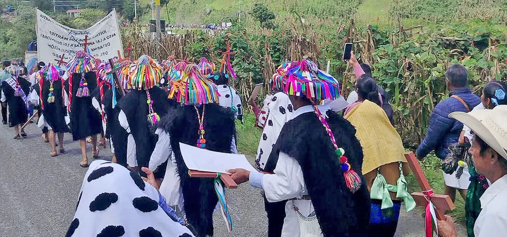 Peregrinación para conmemorar el primer aniversario del asesinato del sacerdote tsotsil Marcelo Pérez, San Andrés Larrainzar, octubre de 2025 © SIPAZ