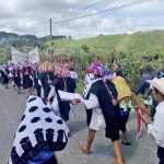 Peregrinación para conmemorar el primer aniversario del asesinato del sacerdote tsotsil Marcelo Pérez, San Andrés Larrainzar, octubre de 2025 © SIPAZ