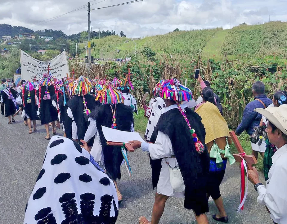 Peregrinación para conmemorar el primer aniversario del asesinato del sacerdote tsotsil Marcelo Pérez, San Andrés Larrainzar, octubre de 2025 © SIPAZ